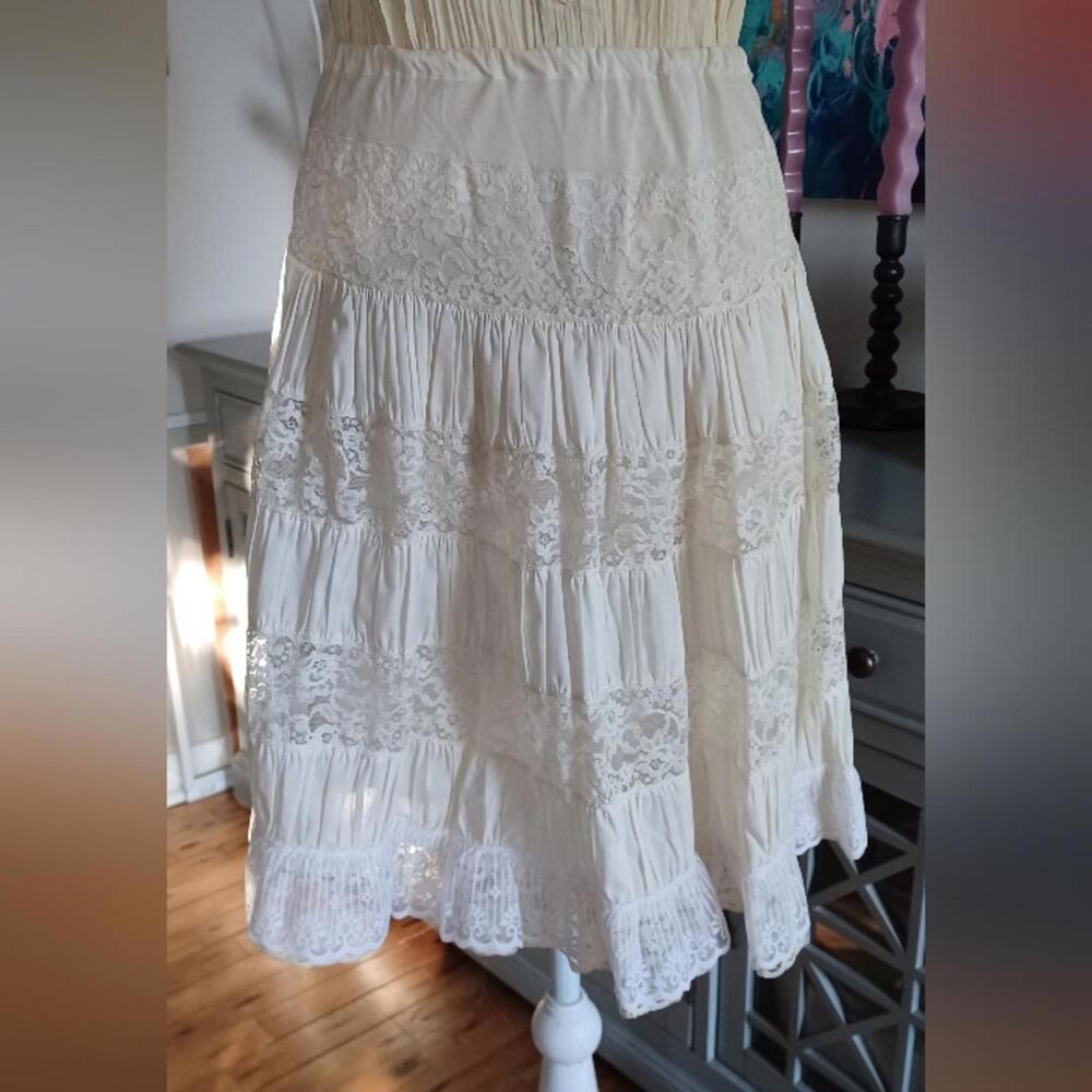 Vintage off white lace short skirt or petticoat - Picture 2 of 7